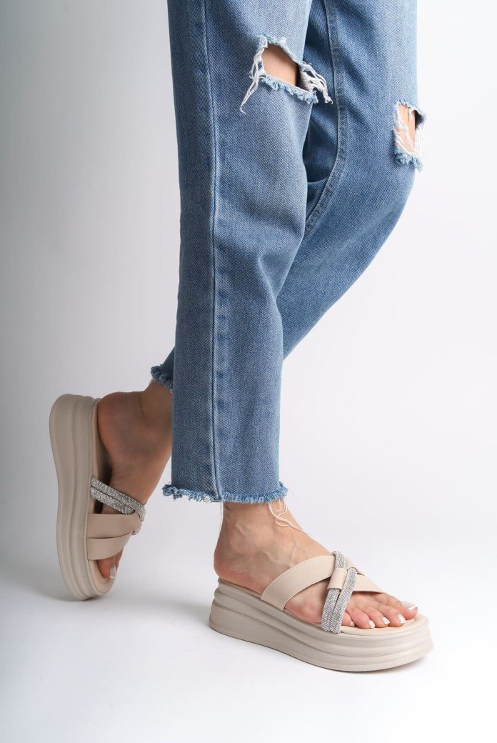 RUBY Düz Topuklu Taşlı Çapraz Şeritli Kalın ve Ortopedik Taban Kadın Terlik  CKT - Krem