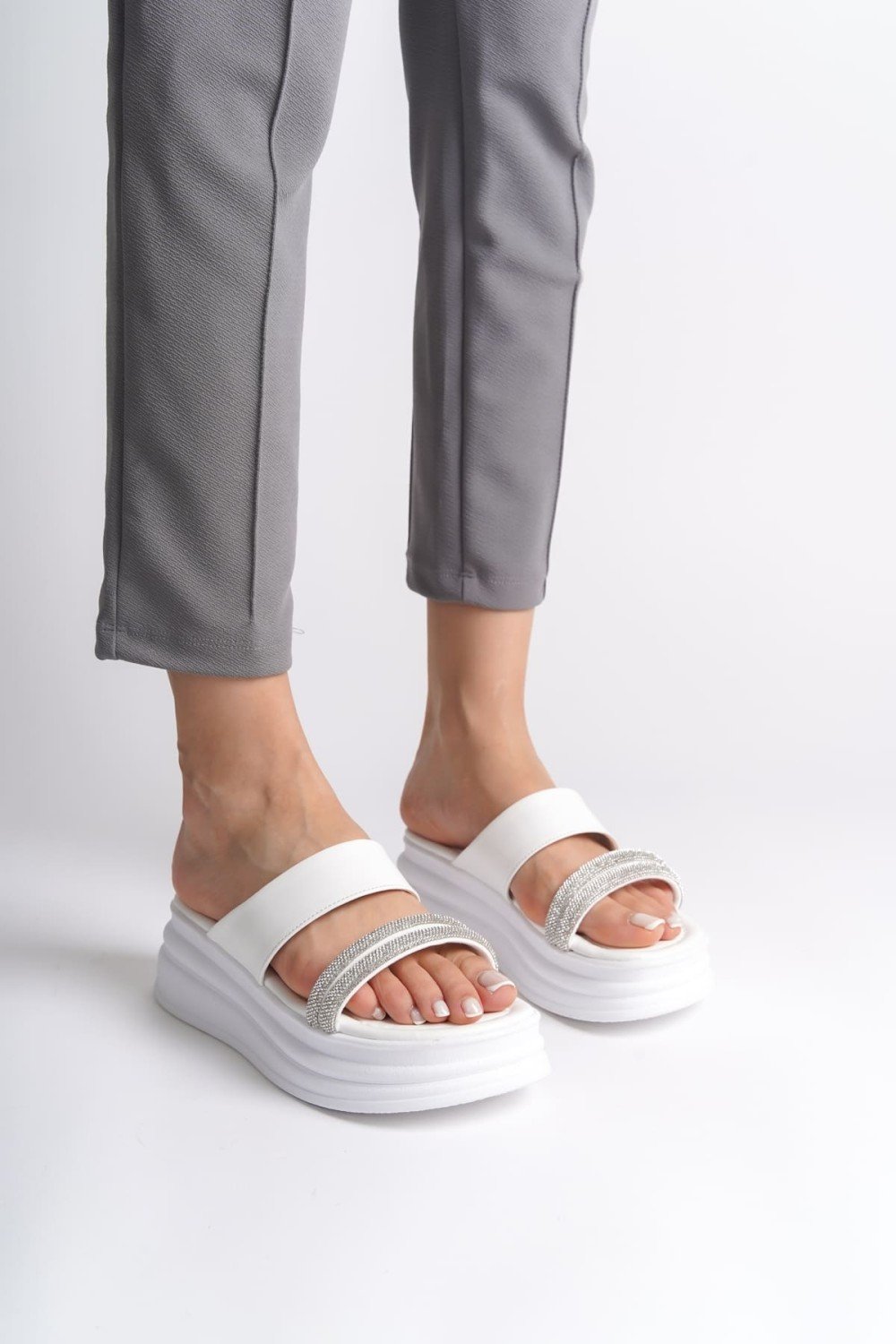 SARAH Düz Topuklu Taşlı Şeritli Kalın ve Ortopedik Taban Kadın Terlik CBT - Beyaz SARAH Düz Topuklu Taşlı Şeritli Kalın ve Ortopedik Taban Kadın Terlik CBT - Beyaz