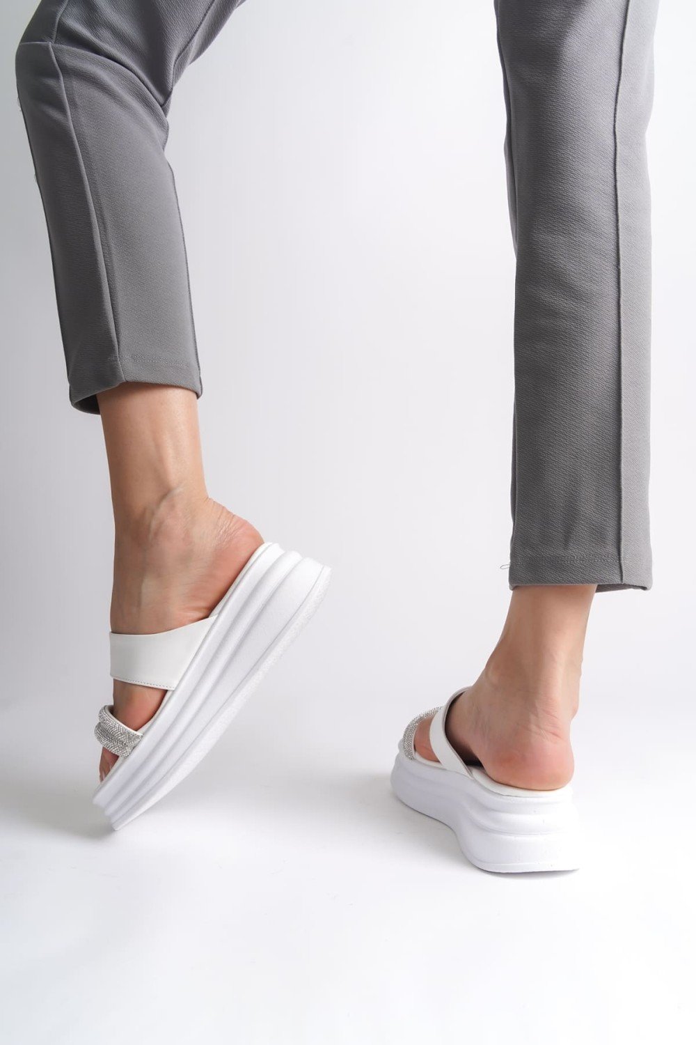 SARAH Düz Topuklu Taşlı Şeritli Kalın ve Ortopedik Taban Kadın Terlik CBT - Beyaz SARAH Düz Topuklu Taşlı Şeritli Kalın ve Ortopedik Taban Kadın Terlik CBT - Beyaz