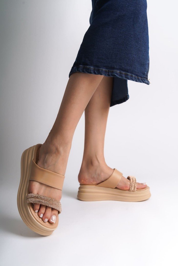 SARAH Düz Topuklu Taşlı Şeritli Kalın ve Ortopedik Taban Kadın Terlik CTT - Ten