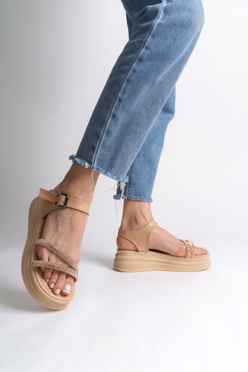 ZLOHE Kalın Tokalı Taşlı Şeritli Ortopedik Taban Kadın Sandalet CTT - Ten ZLOHE Kalın Tokalı Taşlı Şeritli Ortopedik Taban Kadın Sandalet CTT - Ten